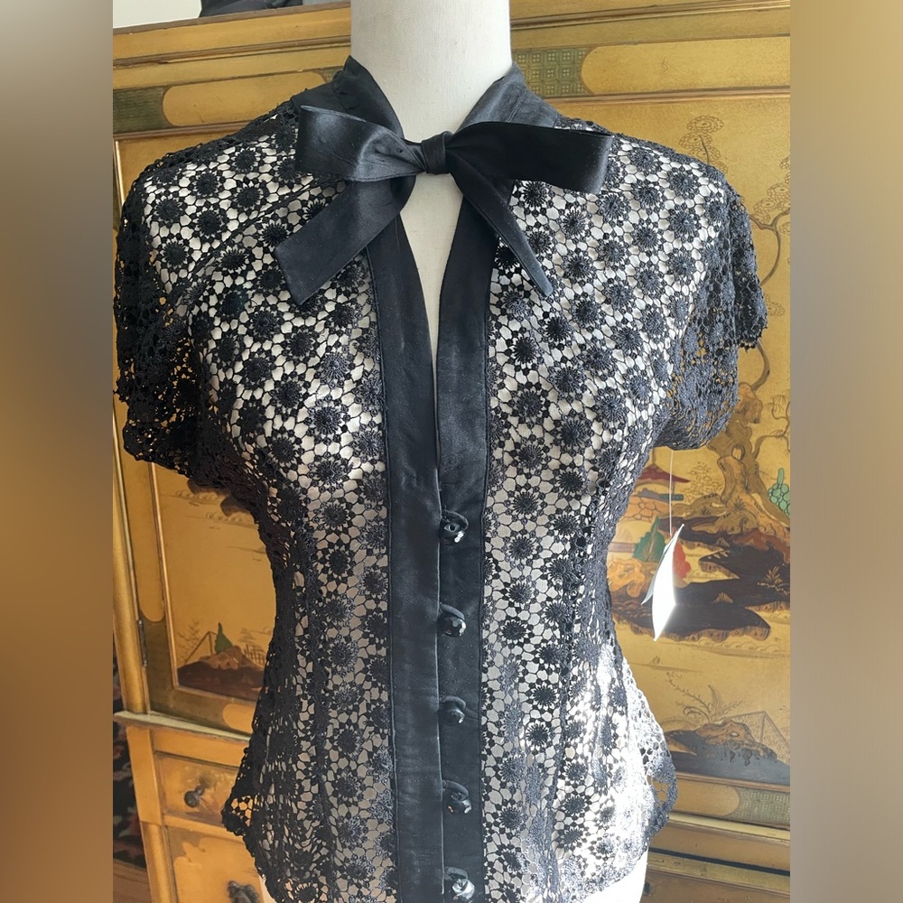 TRACY REESE Black Lace Blouse with Silk Bow Detail Flutter Sleeves VTG Y2K 4 NEW - Picture 2 of 7